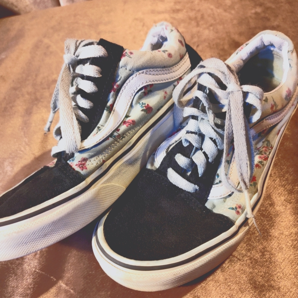 Ladies vans with baby blue flower print size 6